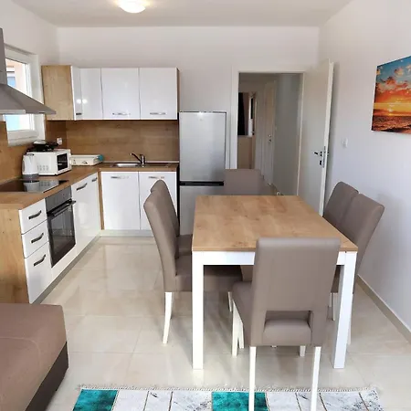 Charming 2-bedroom With Stunning Views In Okrug Gornji Apartman