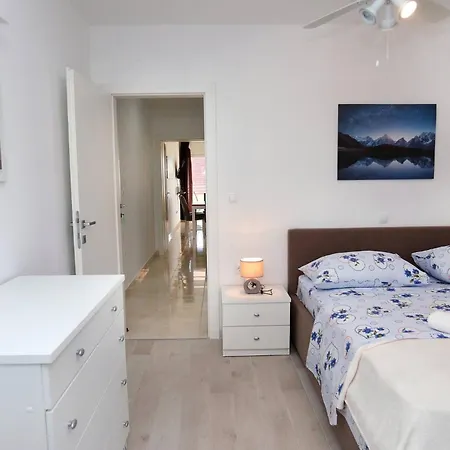 Charming 2-bedroom With Stunning Views In Okrug Gornji *