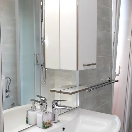 Apartman Charming 2-bedroom With Stunning Views In Okrug Gornji