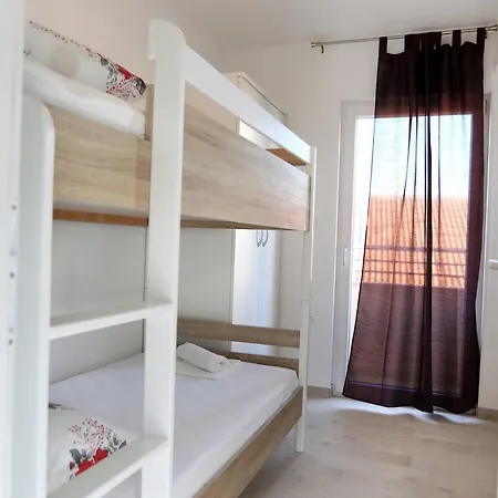 Charming 2-bedroom With Stunning Views In Okrug Gornji Apartman