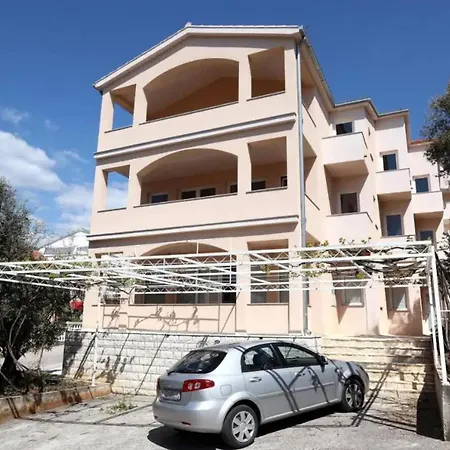 Charming 2-bedroom With Stunning Views In Okrug Gornji Apartman *